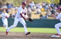 　４回、石井の遊ゴロを小深田（右）にトスし併殺に仕留める宗山（撮影・開出牧）