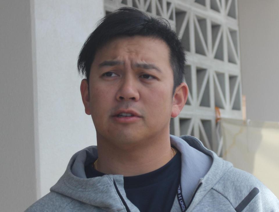 　休日返上で練習、取材に応じる山崎