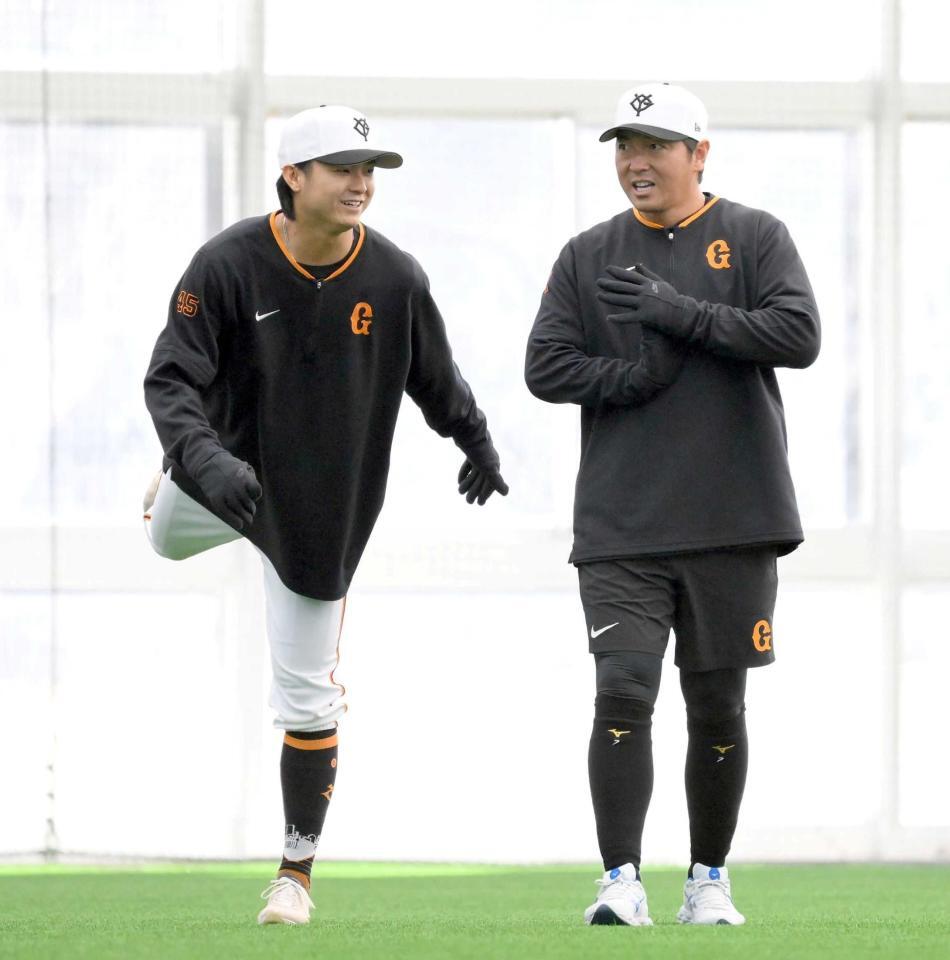 　アップ中、新加入の田中瑛（左）に声を掛ける長野