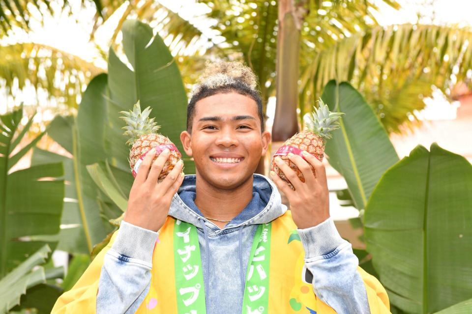 　ナゴパイナップルパークアンバサダーに就任しパイナップルを手に笑顔の水谷