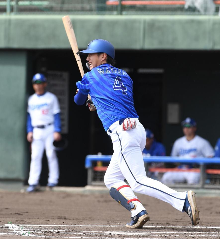 　２回、度会は中前打を放つ（撮影・佐々木彰尚）