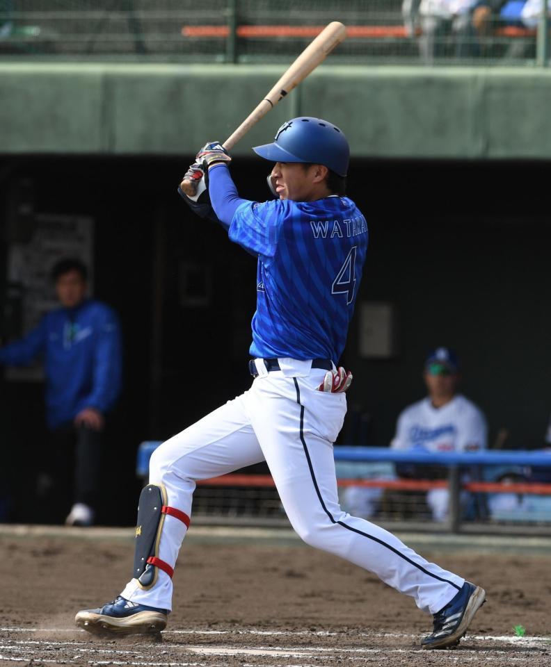 　４回、度会は右前打を放つ（撮影・佐々木彰尚）