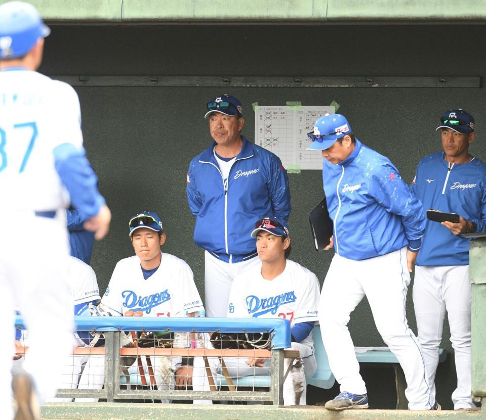 　ＤｅＮＡに敗れた井上監督（撮影・佐々木彰尚）