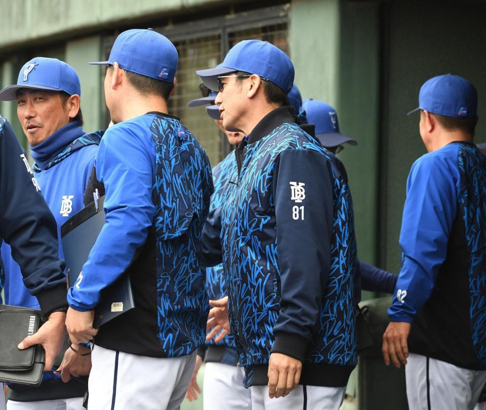 　勝利に喜ぶ三浦監督（撮影・佐々木彰尚）