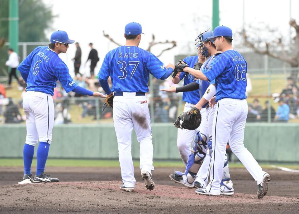 　勝利に喜ぶＤｅＮＡナイン（撮影・佐々木彰尚）