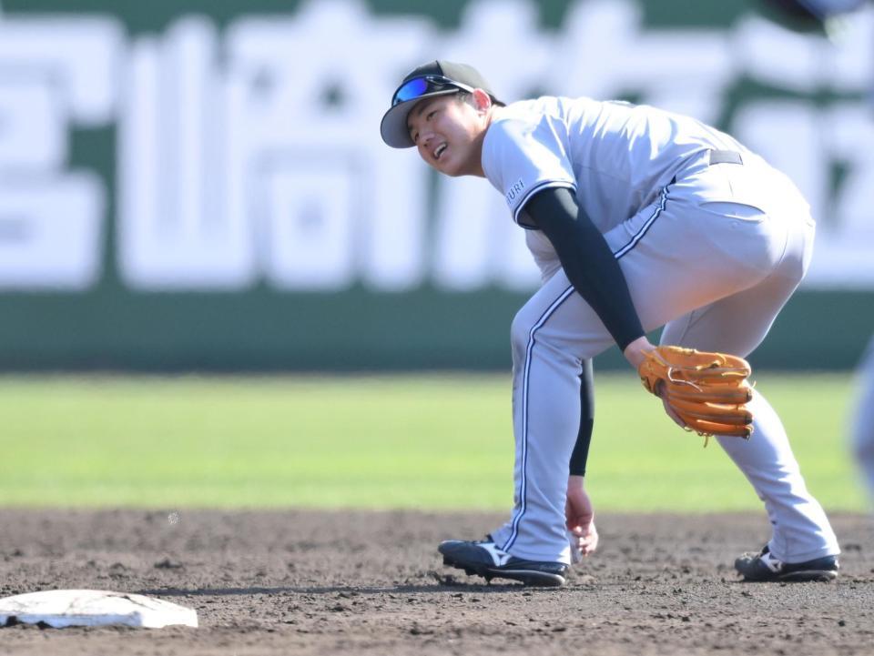 　５回、秋広の打球を処理できず、失策を喫した遊撃手の石塚（撮影・伊藤笙子）