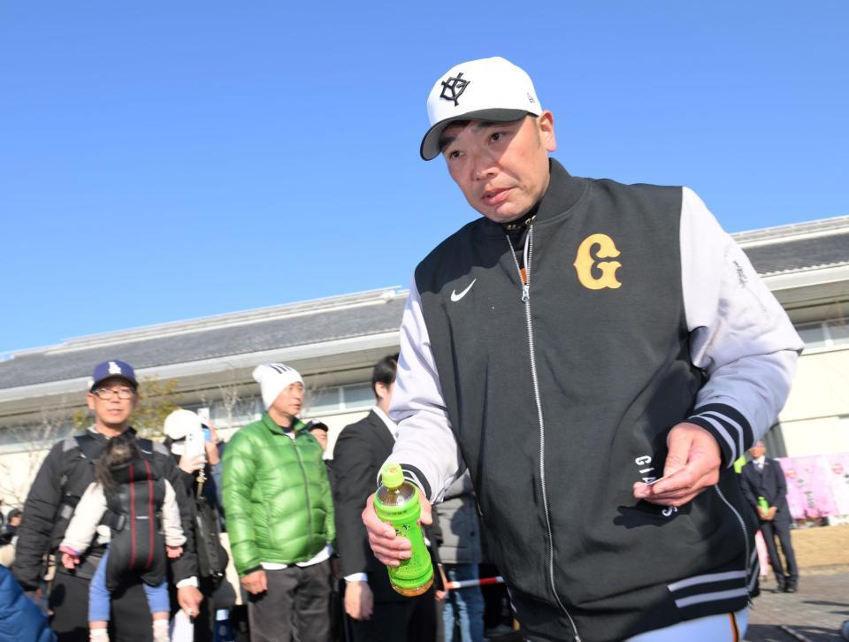 　厳しい表情で球場を引き揚げる阿部監督（撮影・伊藤笙子）
