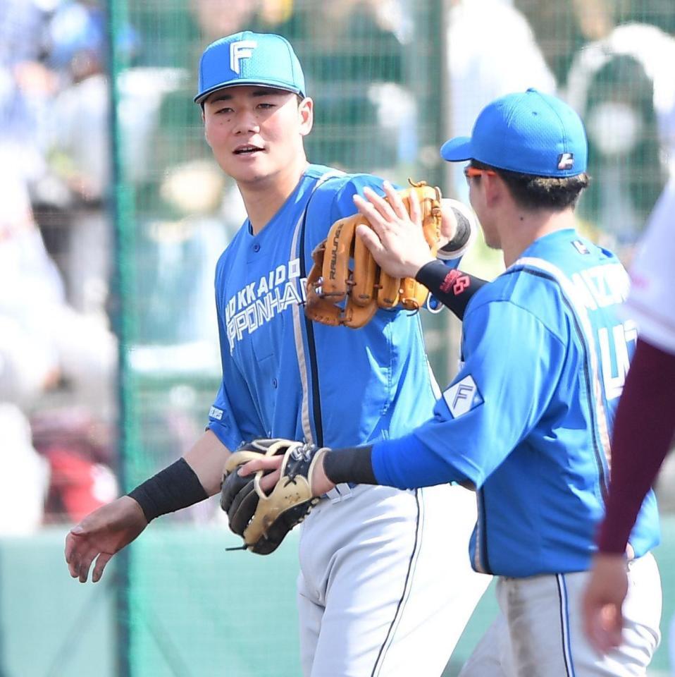 　３回、伊藤の打球を好捕し三ゴロに仕留め水野（右）とタッチを交わす清宮（撮影・開出牧）