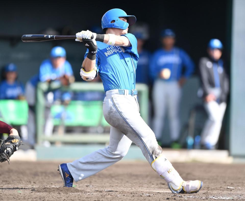 　５回、セカンド後方にヒットを放ち猛打賞の清宮（撮影・開出牧）