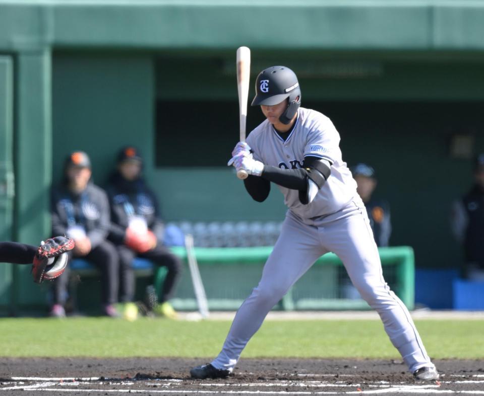 　１回、西舘の前に見逃し三振を喫する石塚（撮影・伊藤笙子）