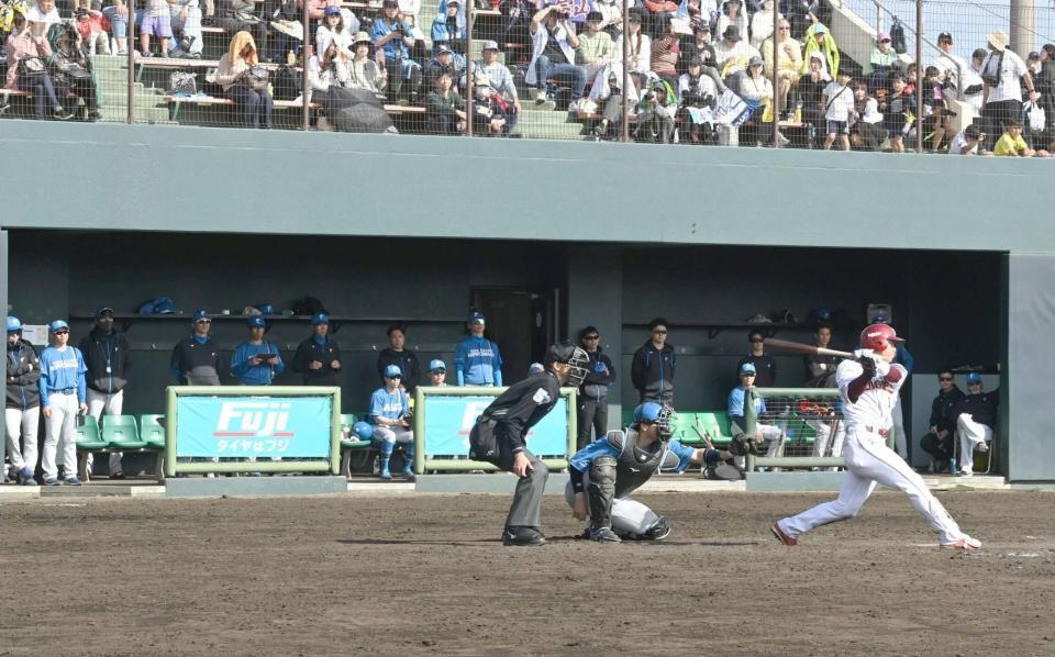 　５回、新庄監督（後方左から３人目）の前でマルチとなる中前打を放つ宗山（撮影・開出牧）