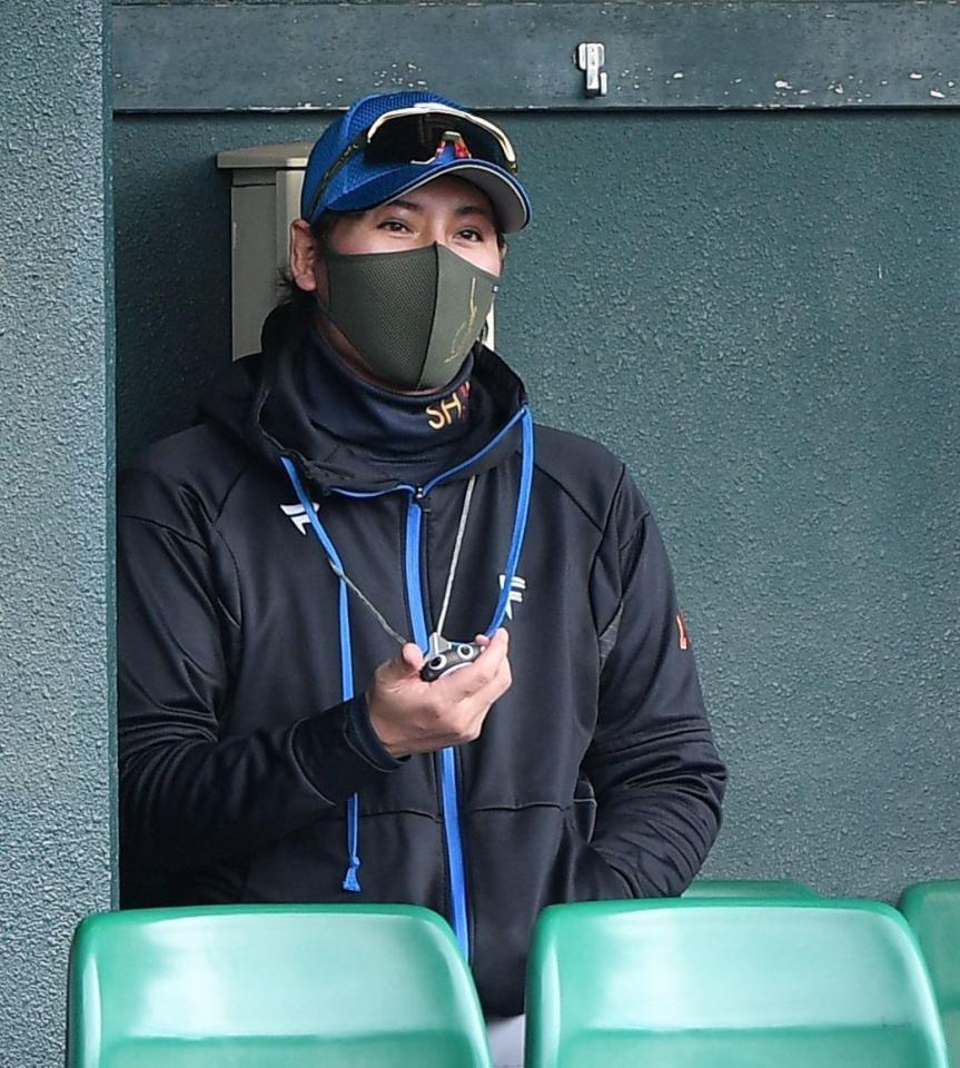 　ベンチでストップウオッチを手に戦況を見守る新庄監督（撮影・開出牧）