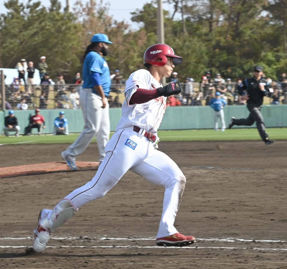 　５回、中前打を放ち一塁へ走る宗山（撮影・開出牧）