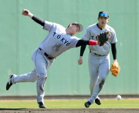 　３回、佐々木の打球を取り損ねる増田陸（撮影・伊藤笙子）