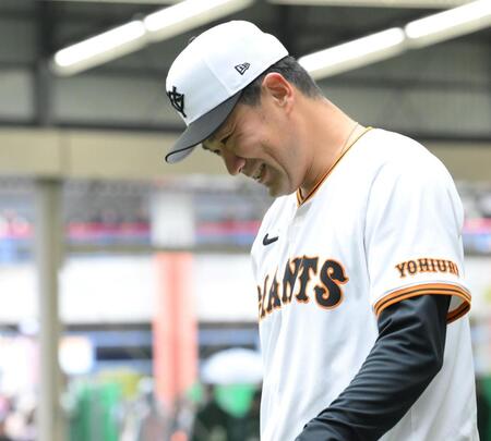 　ブルペンでの投球を終え、笑顔を見せる田中将（撮影・伊藤笙子）