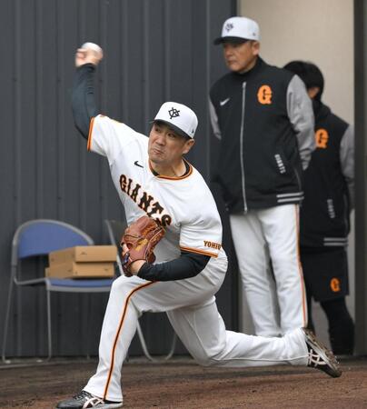 　久保巡回投手コーチ（奥）が見守る中、ブルペンで投げ込む田中将（撮影・伊藤笙子）