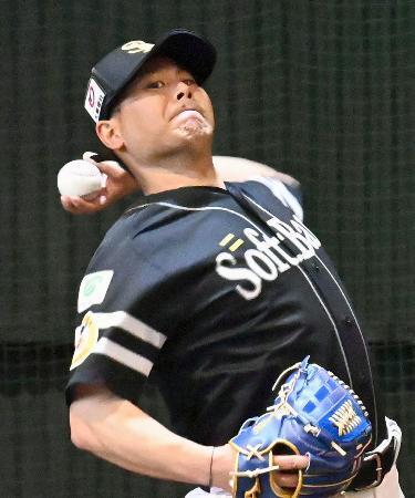ソフトバンク浜口が半袖姿で熱投 雨天で寒い中、45球