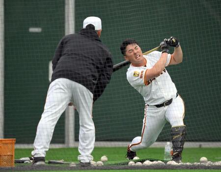 　阿部監督（左）の鬼特訓に苦悶の表情を浮かべる浅野（撮影・伊藤笙子）