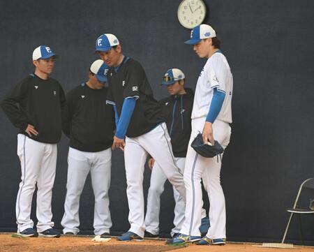 　ブルペンで加藤投手コーチ（中央）からアドバイスを受ける山崎（右）。左端は武田投手コーチ（撮影・開出牧）