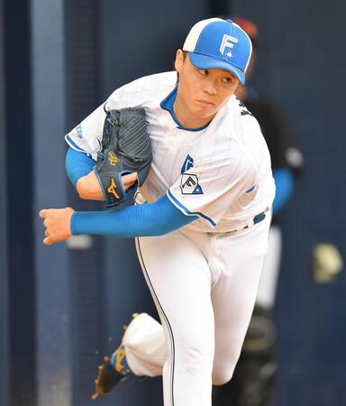 　ブルペンでピッチングする山崎（撮影・開出牧）