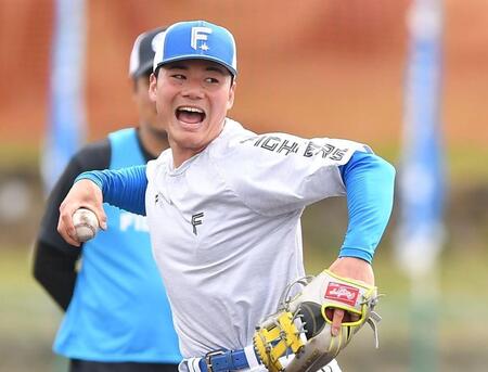 　サードの特守で汗を流す清宮（撮影・開出牧）