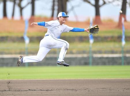 　特守でボールに飛びつく清宮（撮影・開出牧）