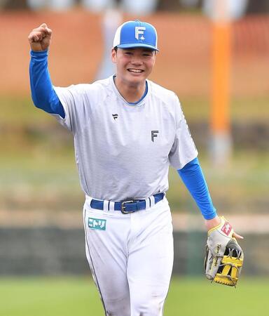 　サードの特守でガッツポーズを決める清宮（撮影・開出牧）