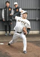 　ブルペンで投げ込む田中将（撮影・伊藤笙子）