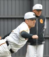 　久保巡回投手コーチ（奥）が見つめる中、ブルペンで投げ込む田中将（撮影・伊藤笙子）