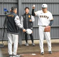 　ブルペンで久保巡回投手コーチ（左）と確認をする田中将（撮影・伊藤笙子）