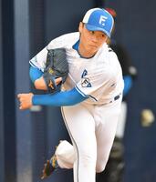 　ブルペンでピッチングする山崎（撮影・開出牧）