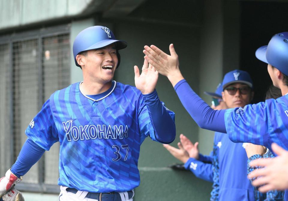 　６回、生還しタッチを交わす加藤（撮影・佐々木彰尚）