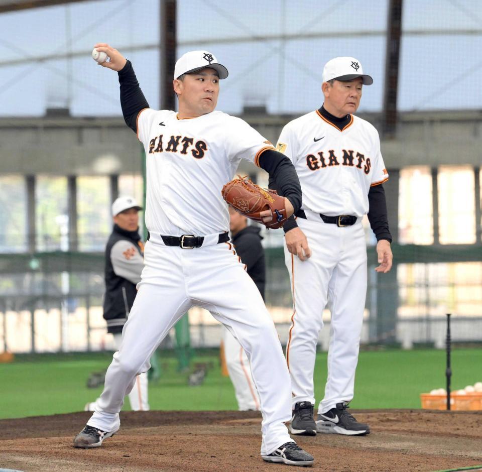 　歩幅を極端に狭くして投げる田中将（撮影・伊藤笙子）