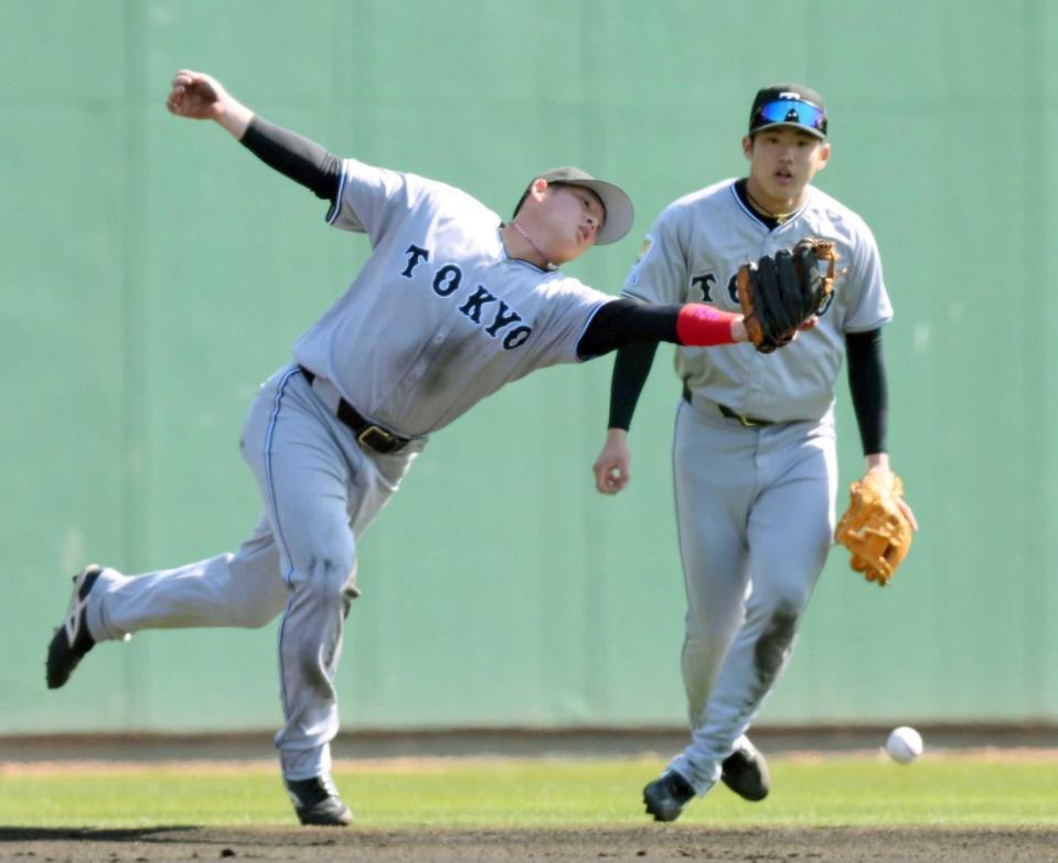 　３回、佐々木の打球を取り損ねる増田陸（撮影・伊藤笙子）