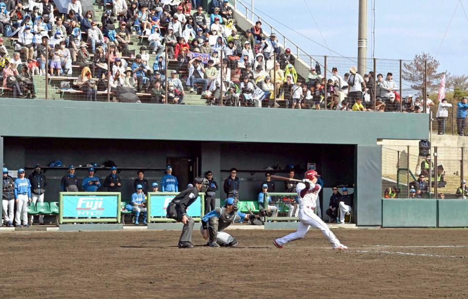 　５回、新庄監督（後方左から３人目）の前で中前打を放つ宗山（撮影・開出牧）