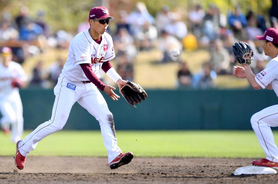 　４回、併殺プレーで軽快な動きを見せる宗山