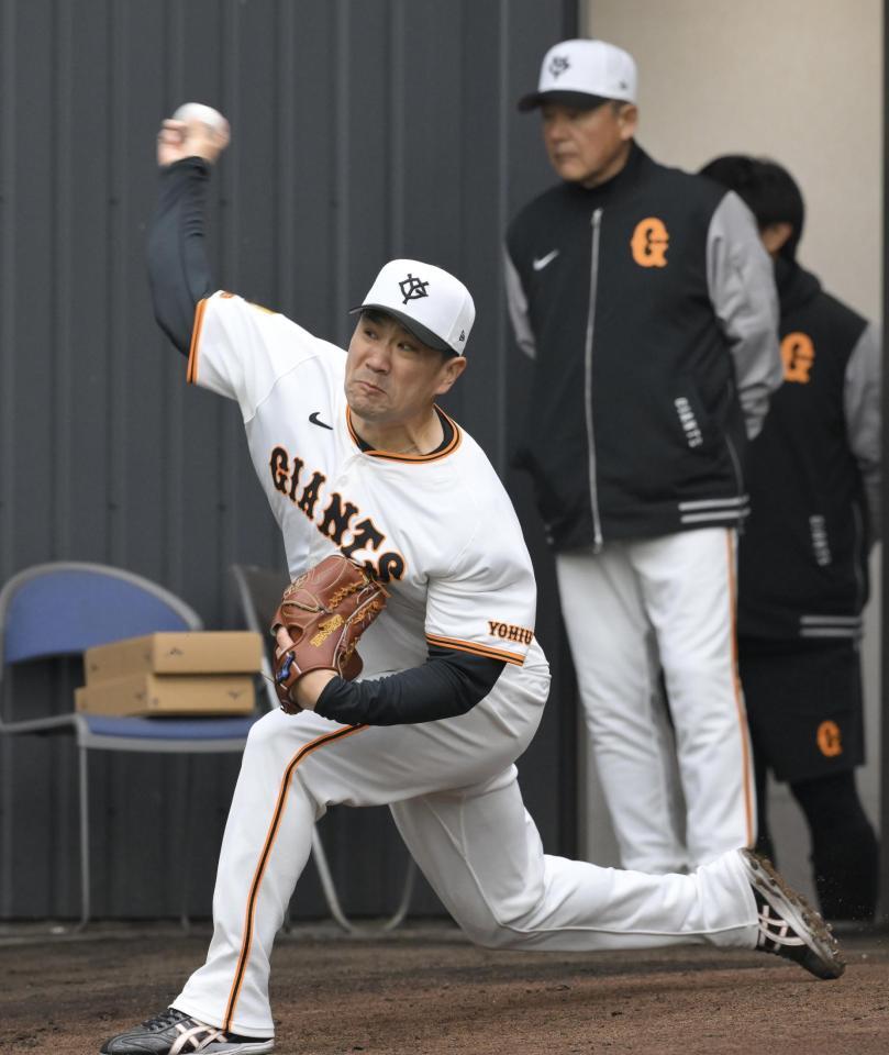 　久保コーチが見守る中、ブルペンで投げ込む田中将（撮影・伊藤笙子）