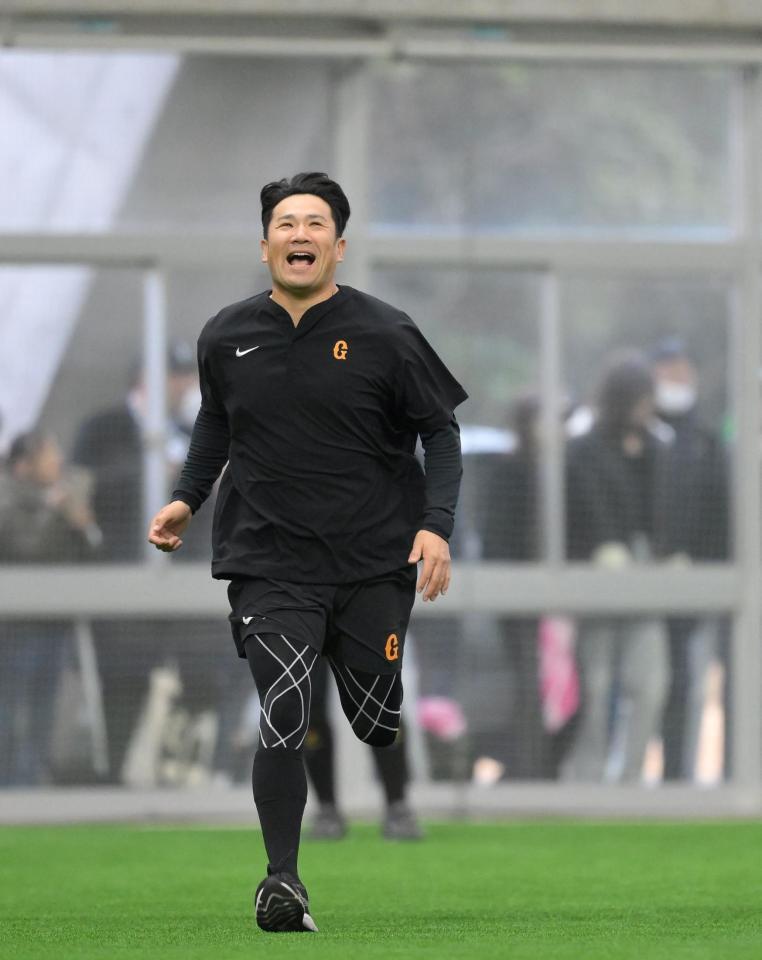 　ダッシュ中、笑顔がはじける田中将（撮影・伊藤笙子）