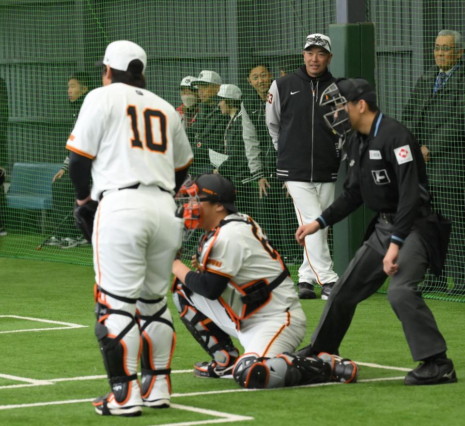 　ブルペンで投球を見守る阿部監督（奥）＝撮影・伊藤笙子