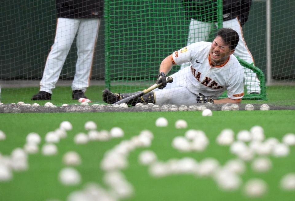 　阿部監督の鬼特訓に思わず倒れ込む浅野（撮影・伊藤笙子）