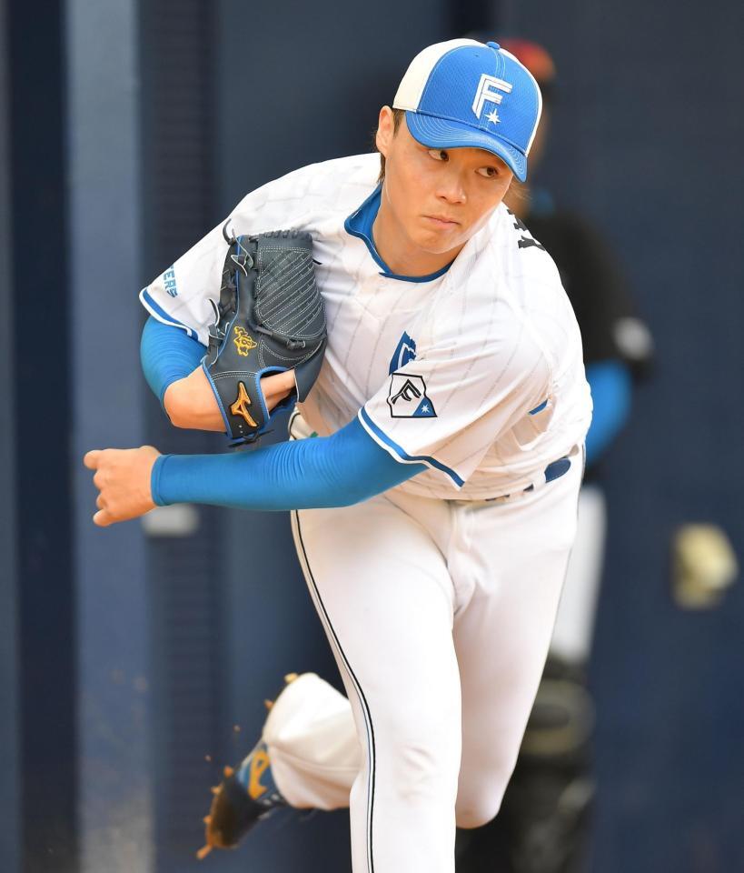 　ブルペンでピッチングする山崎（撮影・開出牧）