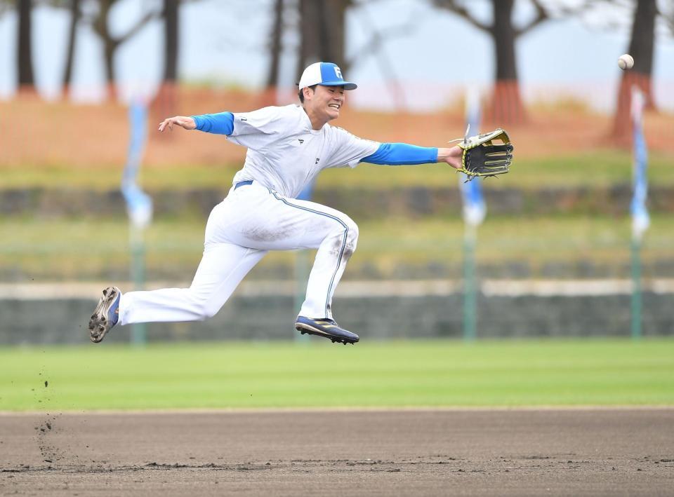 　特守でボールに飛びつく清宮（撮影・開出牧）