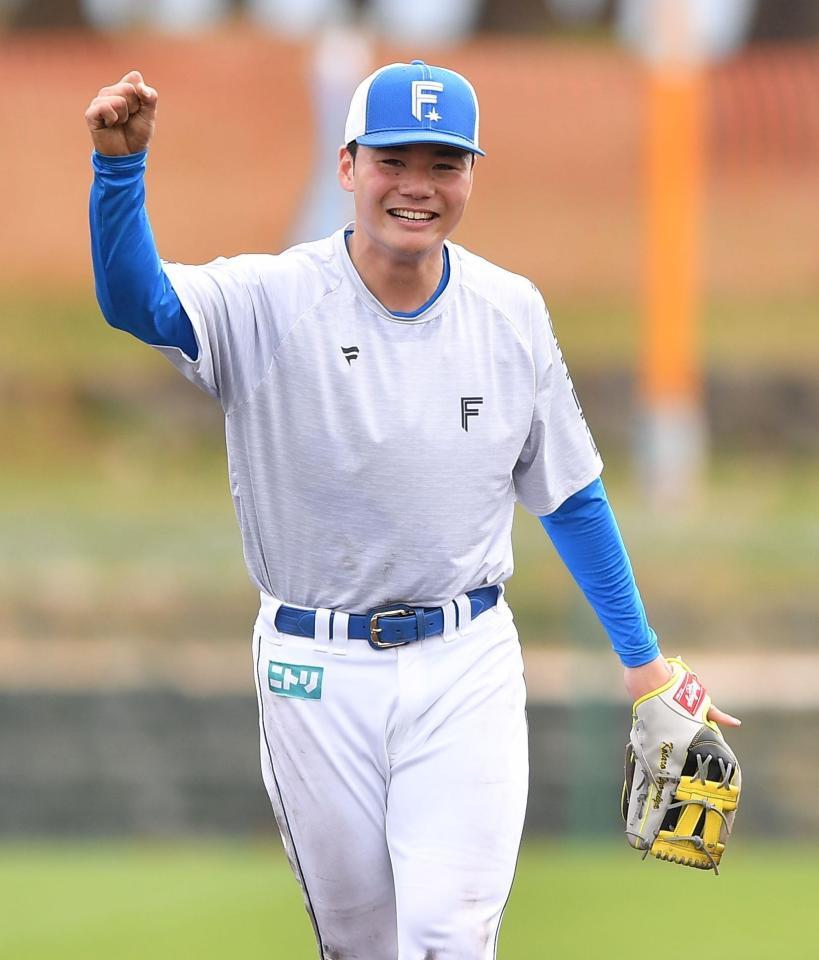 　サードの特守でガッツポーズを決める清宮（撮影・開出牧）