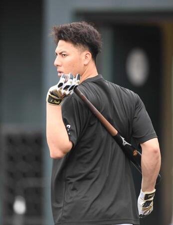 　特打の順番を待つ村林（撮影・佐々木彰尚）