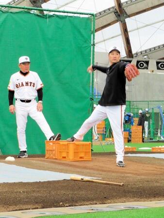 　ボールケースに右足を置いて投球する田中将