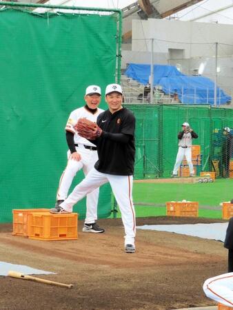 　ボールケースに右足を置いて投球する田中将