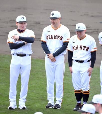 　手締めの前に丸（左）と談笑する田中将（中央）。右は緊張気味？の浅野（撮影・伊藤笙子）