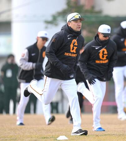 　ウオーミングアップをする田中将（撮影・伊藤笙子）