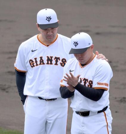 　浅野（右）の手にできたマメを見つめる田中将（撮影・伊藤笙子）