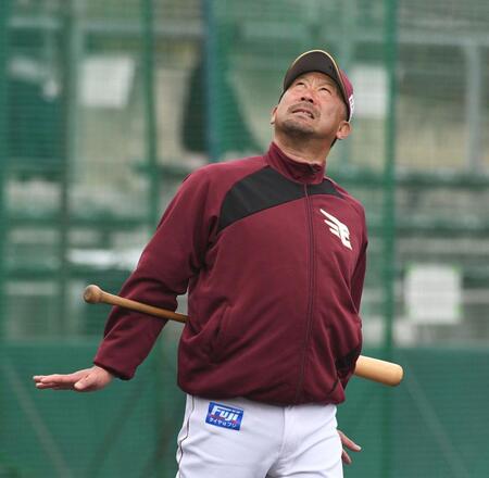 　天候を気にする三木監督（撮影・佐々木彰尚）